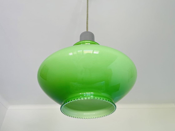 Image 1 of Lampada a sospensione in vetro opalino verde della modernità di metà secolo 1970