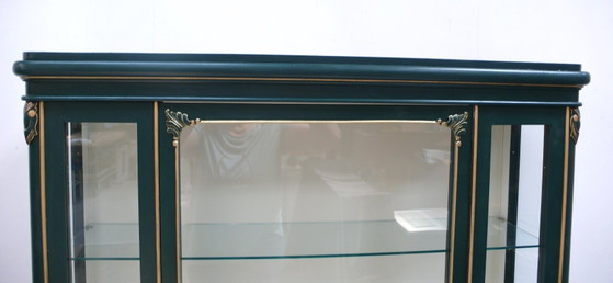 Vitrinenschrank Viktorianischer Stil 1920er Moosgrün + Cremeweiß, Vollholz – Wood, Glass (photo 4 of 10)