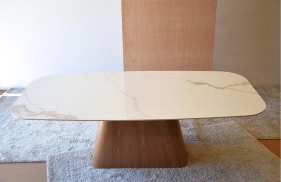 Image 1 of Eettafel met keramische voet in mat essenhout.