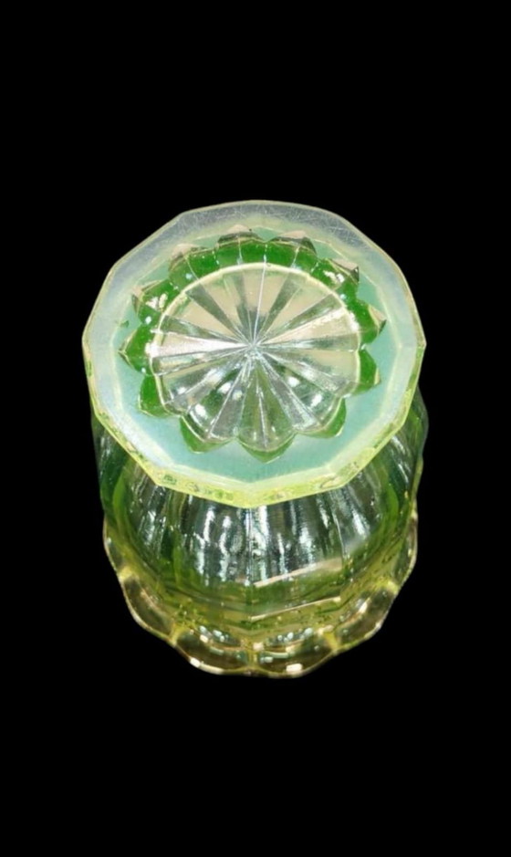 Image 1 of Uran Glasvase Art Déco 1930 – fluoreszierendes Pressglas – Uranium Glass Vase Art Deco 1930s