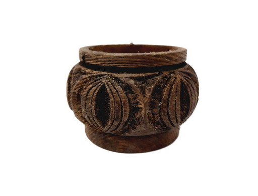 Pequeño cuenco primitivo de madera tallada