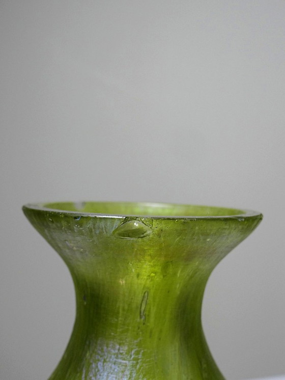 Image 1 of Piccolo vaso Art Nouveau in vetro soffiato verde iridescente, antico 1900-1915