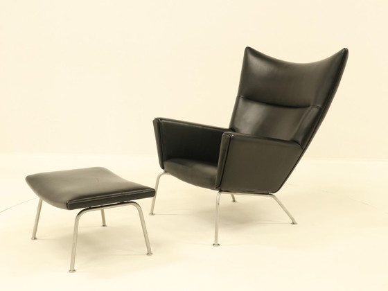 Image 1 of Poltrona Wing e pouf coordinato – CH445 e CH446 – di Hans Wegner