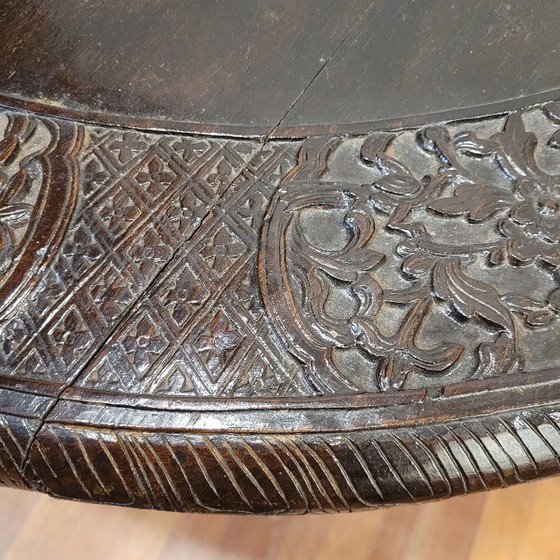 Image 1 of Table basse en bois de padouk sculpté de dragons, style anglo-indien, XIXe siècle.