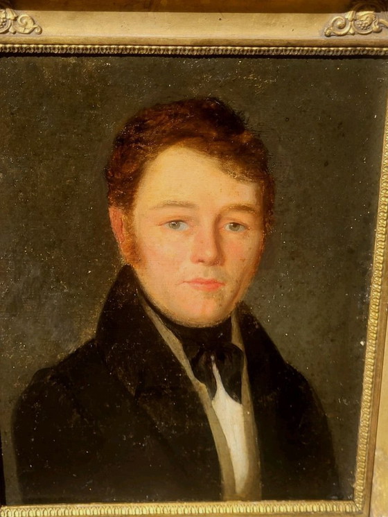 Image 1 of Gesigneerd 19e-eeuws schoolportret van een heer.