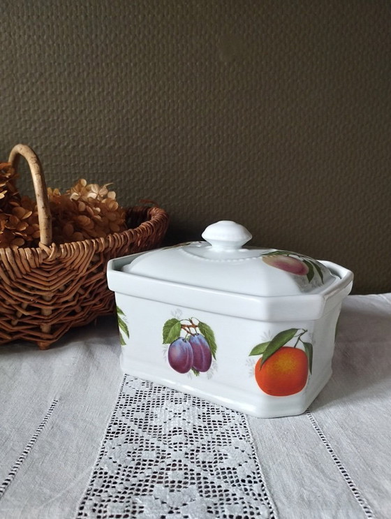 Image 1 of Antieke achthoekige terrine van wit porselein met veelkleurige fruitdecoratie.