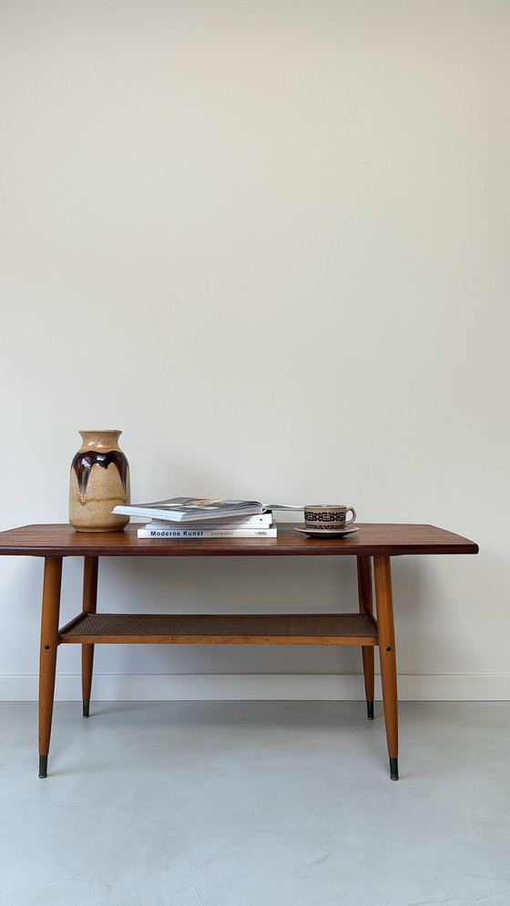 Image 1 of Table basse vintage en bois de forme « ovale » avec étagère inférieure