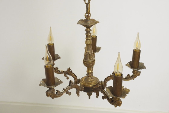 Image 1 of Vintage Franse messing kroonluchter, antieke plafondlamp in rococo-revival Louis XV-stijl met 5 armen en gezichtsmotieven.