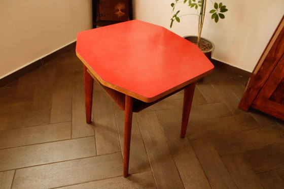 Image 1 of Tavolino con piano rosso