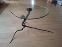 Extraordinaire table en verre avec base en fonte