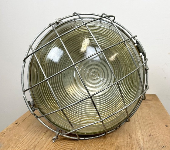 Image 1 of Suspension industrielle en forme de cage avec abat-jour en verre, de Mesko, années 1970