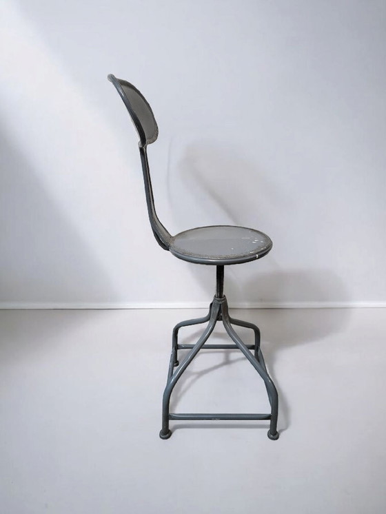 Image 1 of vintage metalen industriële Whale Tail draaistoel gereedschapsstoel grijs