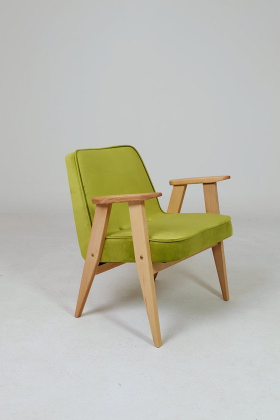 Image 1 of Vintage loungestoel, perengroen fluweel, natuurlijk geolied hout.