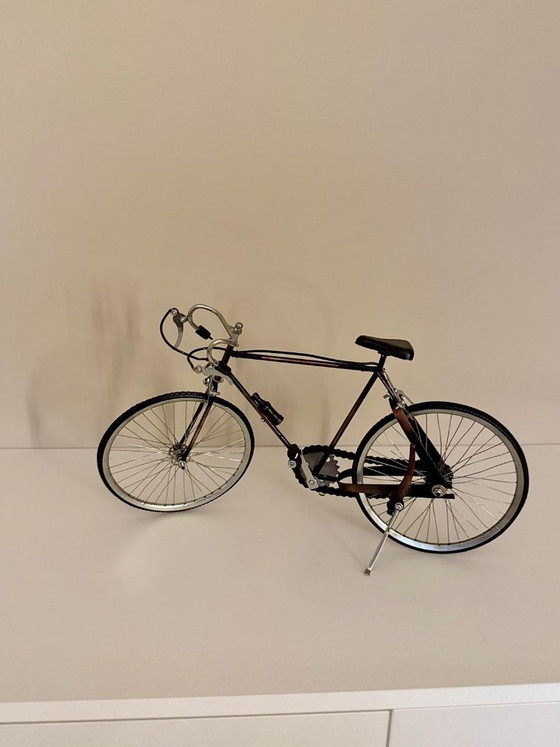 Metalen vintage fietsdecoratie – miniatuur racefiets met werkend trapmechanisme – 40 cm – Decoratieve objecten (photo 5 of 6)