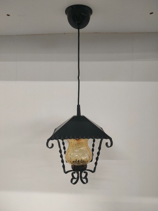 Lámpara colgante de gran tamaño con cristal acanalado color ámbar.