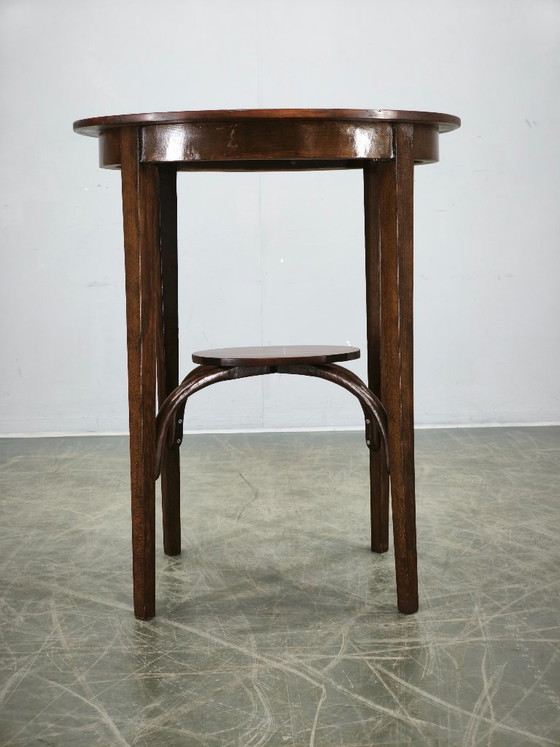 Image 1 of Thonet nr. 207 ovale tafel van gebogen hout, vervaardigd door Mazowia, Polen, jaren 1910.