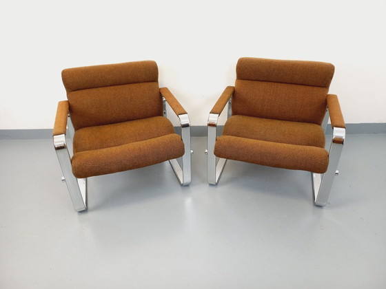 Image 1 of Een paar vintage Eero Aarnio fauteuils voor Framac, uitgevoerd in stof en chroom, uit de jaren 60 en 70.