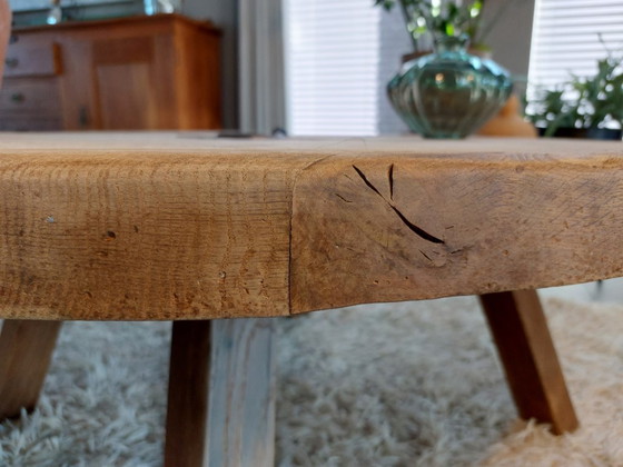 Unique Brutalist Coffee Table in Solid Oak - Wabi-Sabi/ Antique Threshing Wheel (110 cm) – Wood (photo 7 of 9)