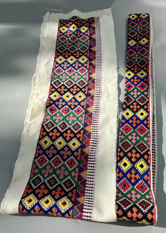 Image 1 of Twee Hongaarse randen met kleurrijk handborduurwerk met een folkloristisch patroon