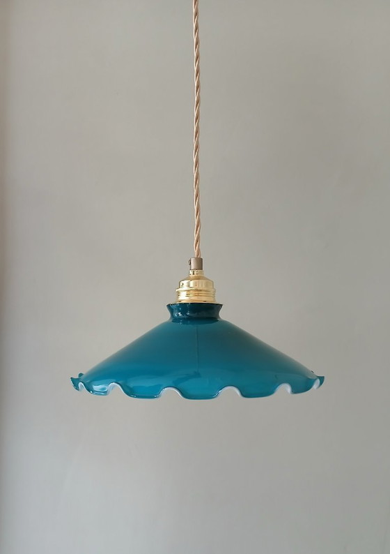 Image 1 of vintage groene opaline glazen hanglamp. Antieke plafondlamp in diep-groene kleur. 