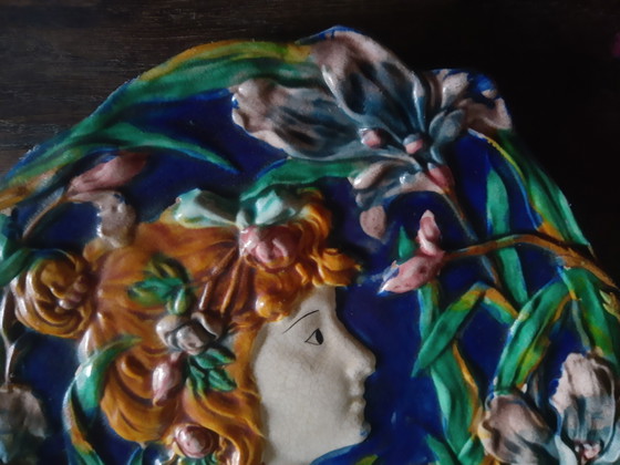 Image 1 of Dekorativer Keramikteller im Majolika-Stil des Jugendstils mit 3D-Relief