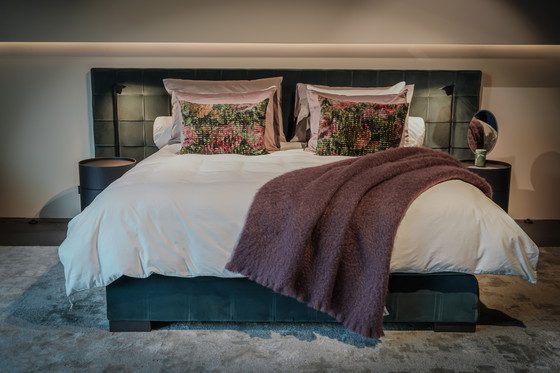 Image 1 of Letto Napoli con biancheria da letto – Comodini Moon Satellite – Tappeto Flush – Lampada da terra Tab