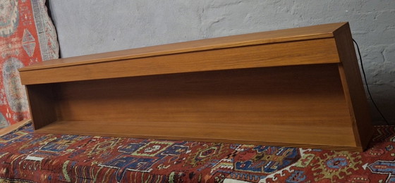 Zwevend Teak Dressoir / Plank van Teak met Verlichting, Denemarken jaren 60 – Wandrek, Wood (photo 3 of 11)