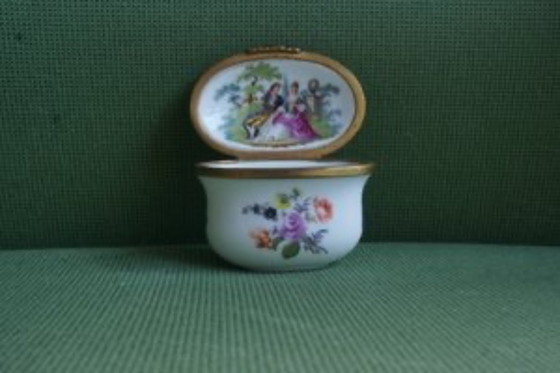 Image 1 of Tabacchiera in porcellana, XVIII secolo.