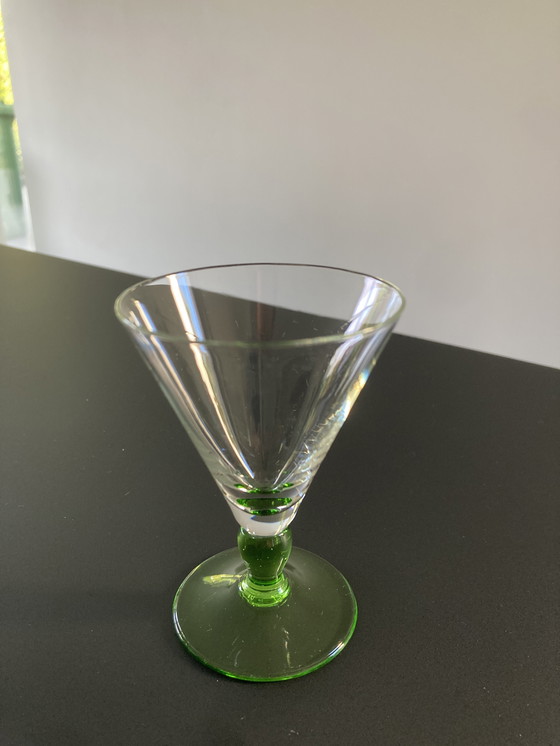 Image 1 of Vier französische Schnapsgläser, Mid Century (1950er Jahre), mit farbigem Sockel