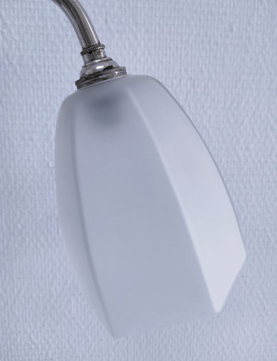 Image 1 of Lámpara Art Déco, metal cromado, cristal opalino.