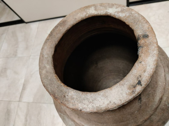 Image 1 of Antieke lichtbruine terracotta pot met sierranden. 
