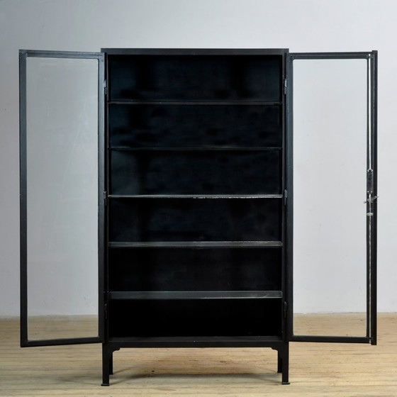 Image 1 of Medizinischer/Vitrinenschrank aus schwarzem Eisen, 1930er Jahre