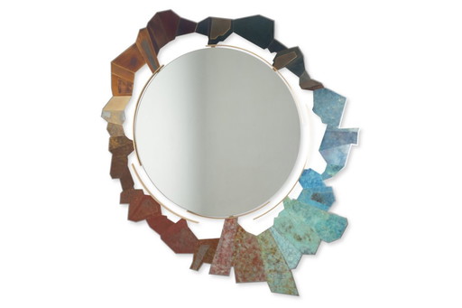 Miroir en bronze et laiton oxydé de forme déstructurée. Contemporain.
