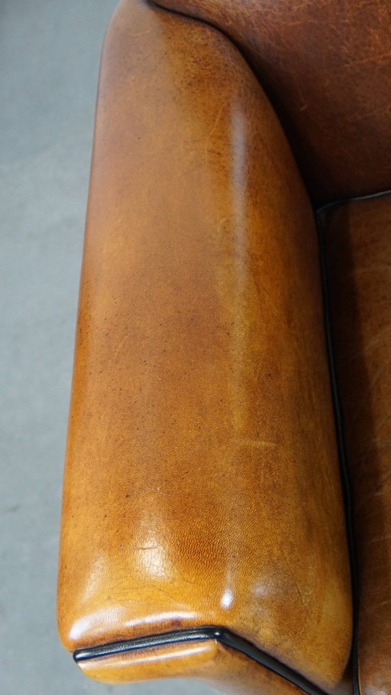 Image 1 of Sillón de diseño Art Déco en buen estado, con un acabado elegante y ribetes negros.