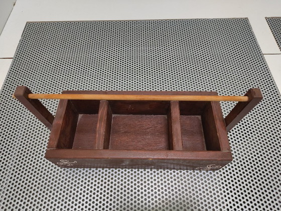 Image 1 of Scatola per il tè in legno con design tribale e maniglia.