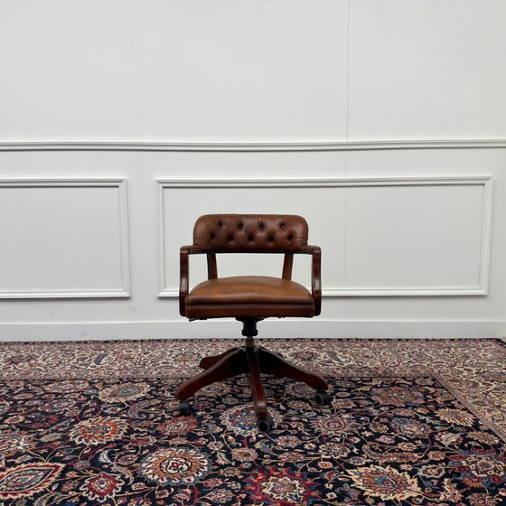 Chaise de bureau Chesterfield Wade anglaise marron – Wade Upholstery, Chaises de bureau, Leather, Wood (photo 2 of 8)