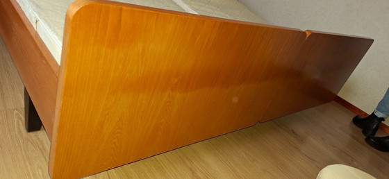 Image 1 of Doppelbett, bestehend aus 2 Einzelmatratzen, deren Fuß- und Kopfende jeweils hochgeklappt werden können.