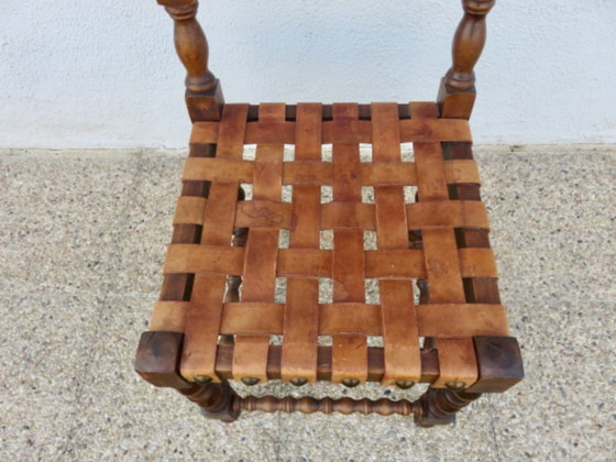 Sedia spagnola in legno massello di quercia e spesse cinghie di cuoio color cognac, anni '30-'40. (photo 5 of 11)