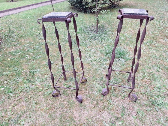 Image 1 of Coppia di colonne brutaliste in ferro battuto e marmo venato, anni '60