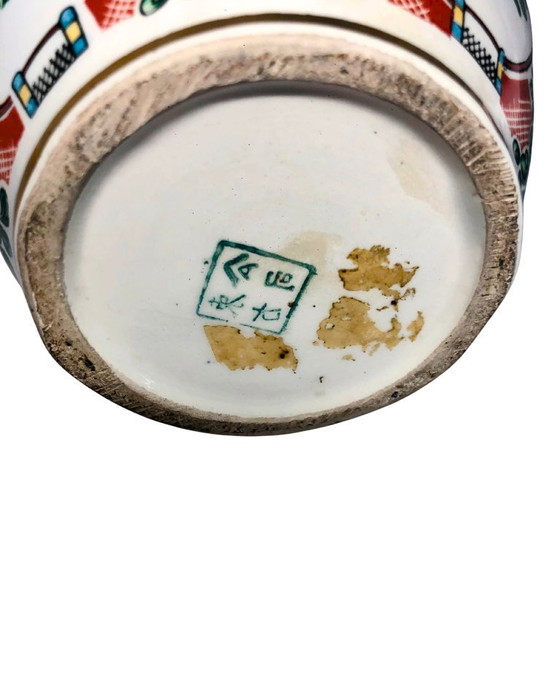 Image 1 of Jarrón de porcelana de estilo chino antiguo con decoración floral y de pájaros.