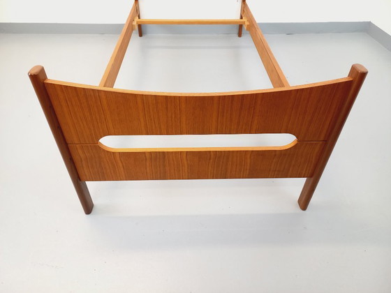 Image 1 of Lit simple vintage style scandinave en teck des années 60