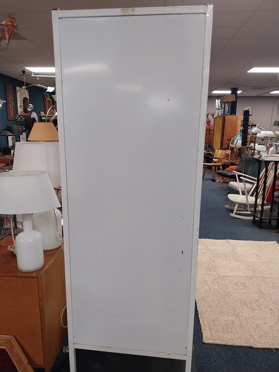 Image 1 of 1 mobiletto da farmacia in metallo bianco, anni '50, prodotto in Polonia