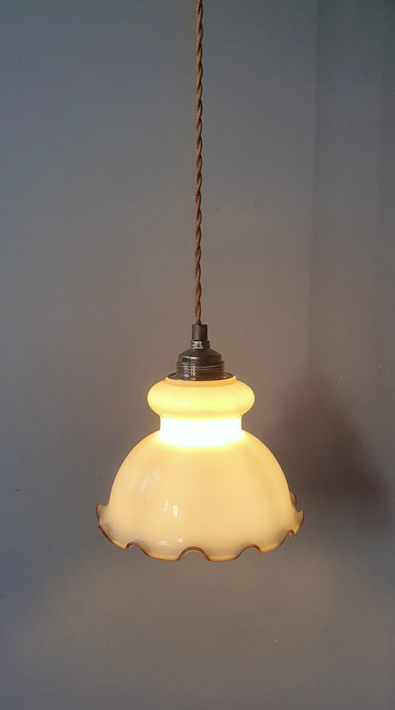 Image 1 of Vintage kleine glazen hanglamp met decoratie rand in bruintint. 
