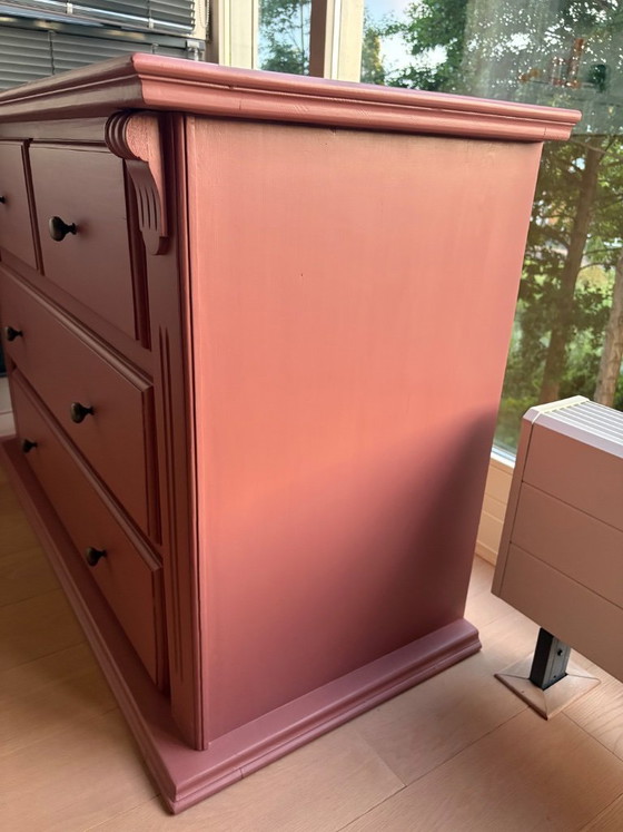 Image 1 of Cassettiera vintage rosa/viola con pomelli in ottone