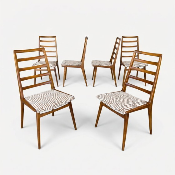 Image 1 of 6 chaises en noyer – années 1970 – vintage – retapissées