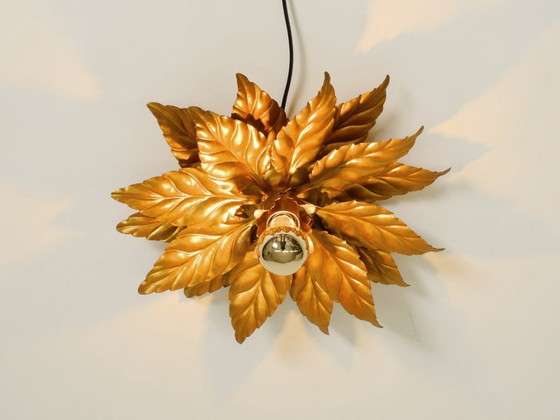 Image 1 of Rare grande lampe de plafond ou applique murale de style florentin, plaquée or, signée Hans Kögl, datant des années 1980.