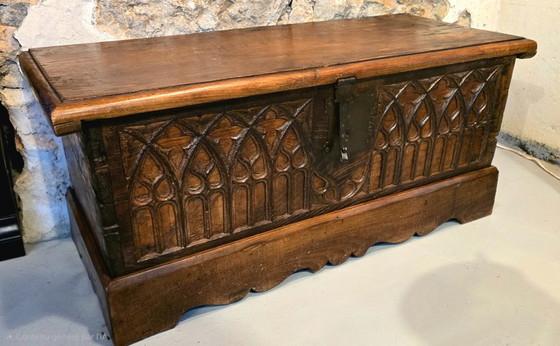 Image 1 of 18e-eeuwse massief eikenhouten gotische kist, Frankrijk