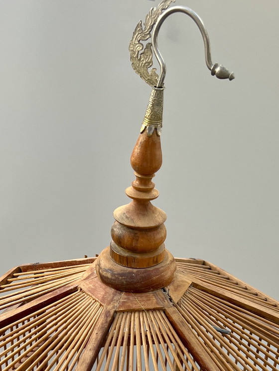 Image 1 of Dekorativer handgefertigter Vogelkäfig mit Holzvogel – Asien, ca. 1950er–1960er Jahre