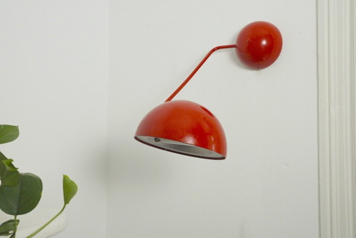 Vintage Italiaanse wandlamp, rode metalen wandlamp, mid-century modern, space age leeslamp