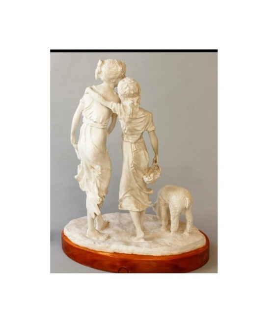 Image 1 of Escultura con niños en el campo. Escultura clásica. Niñas en el campo escultura. Escultura barata.